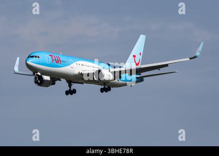 Amsterdam, Niederlande - 3. Juli 2017: TUI TUIfly Passagierflugzeug am Flughafen. Planen Sie die Flugreise. Luftfahrt und Luftfahrt. Luftverkehr. Globale Int. Stockfoto