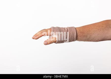 Hand und Handgelenk eines Mannes in einen Tuchverband gewickelt nach Karpaltunneloperation. Stockfoto