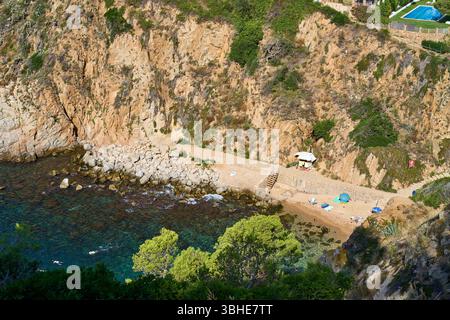 Drohnenfotografie aus einer abgeschiedenen Bucht auf einer felsigen Insel in einem exotischen tropischen Paradies mit einem tiefen türkisfarbenen Meer. Stockfoto