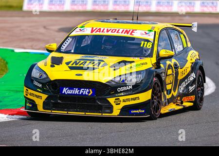 Ashley Sutton (Napa Racing UK, Ford Focus ST) verließ den Club Chicane während der Kwik Fit British Tour Car Championship 2025 auf dem Thruxton Race Circuit in Andover, England. (Neil Holmes/SPP) Credit: SPP Sport Press Photo. /Alamy Live News Stockfoto