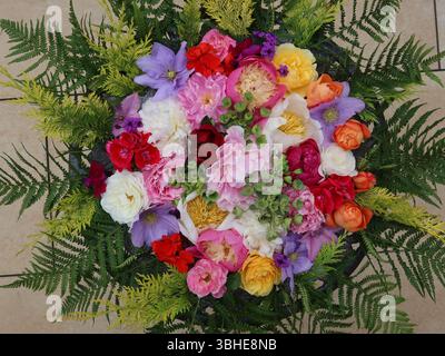 Eine Karriere als Hochzeitsflorist oder Veranstaltungsveranstalter bietet die Möglichkeit, wunderschöne Blumendekorationen aus englischen Sommerblüten zu machen. Stockfoto