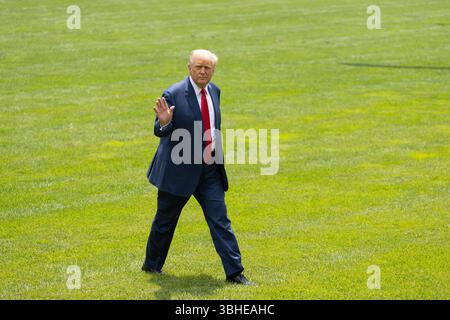 (250609) -- WASHINGTON, 9. Juni 2025 (Xinhua) -- US-Präsident Donald Trump geht auf dem South Lawn nach seiner Rückkehr ins Weiße Haus in Washington, DC, USA, am 9. Juni 2025. Der kalifornische Gouverneur Gavin Newsom, ein Demokrat, sagte den lokalen Medien, dass er plant, am Montag Klage gegen die Regierung Donald Trump einzureichen, um den Einsatz der Nationalgarde zurückzudrängen, den er "einen illegalen Akt, einen unmoralischen Akt, einen verfassungswidrigen Akt" nannte. Trump hat eine gesetzliche Bestimmung zitiert, die es ihm erlaubt, Mitglieder des Bundesdienstes zu mobilisieren, wenn es "eine Rebellion oder die Gefahr einer Rebellion gegen Th gibt Stockfoto