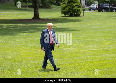 (250609) -- WASHINGTON, 9. Juni 2025 (Xinhua) -- US-Präsident Donald Trump geht auf dem South Lawn nach seiner Rückkehr ins Weiße Haus in Washington, DC, USA, am 9. Juni 2025. Der kalifornische Gouverneur Gavin Newsom, ein Demokrat, sagte den lokalen Medien, dass er plant, am Montag Klage gegen die Regierung Donald Trump einzureichen, um den Einsatz der Nationalgarde zurückzudrängen, den er "einen illegalen Akt, einen unmoralischen Akt, einen verfassungswidrigen Akt" nannte. Trump hat eine gesetzliche Bestimmung zitiert, die es ihm erlaubt, Mitglieder des Bundesdienstes zu mobilisieren, wenn es "eine Rebellion oder die Gefahr einer Rebellion gegen Th gibt Stockfoto