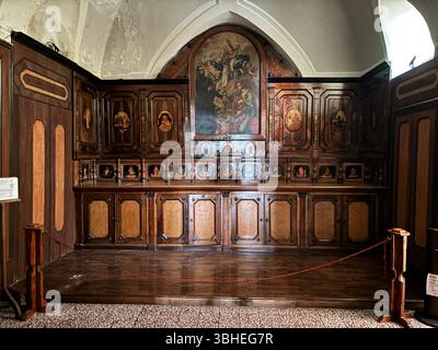 Die barocke Chiesa di Santa Maria delle Grazie mit ihrer reich verzierten Kuppel und historischen Innenräumen mit Blick auf Marina Corricella auf der atemberaubenden Insel PR Stockfoto