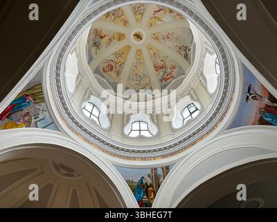Die barocke Chiesa di Santa Maria delle Grazie mit ihrer reich verzierten Kuppel und historischen Innenräumen mit Blick auf Marina Corricella auf der atemberaubenden Insel PR Stockfoto
