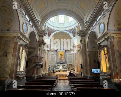 Die barocke Chiesa di Santa Maria delle Grazie mit ihrer reich verzierten Kuppel und historischen Innenräumen mit Blick auf Marina Corricella auf der atemberaubenden Insel PR Stockfoto