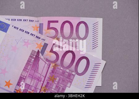 Nahaufnahme der Banknoten mit komplizierten Details der 500-Euro-Währung, die Designelemente und Farbmuster betonen Stockfoto