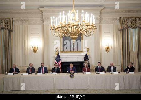 Washington, Usa. Juni 2025. Präsident Donald Trump nimmt am 9. Juni 2025 am Invest America Roundtable im State Dining Room im Weißen Haus in Washington Teil. Foto: Yuri Gripas/UPI Credit: UPI/Alamy Live News Stockfoto