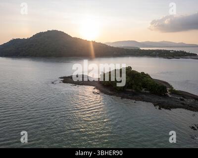 Drohnenaufnahme mit ruhiger exotischer Aussicht aus der Luft über die thailändische Küste und den Sandstrand, mit einer wunderschönen Bucht und Küstenklippen. Tropische Naturschönheiten an der Küste schaffen eine exotische Landschaft. Stockfoto