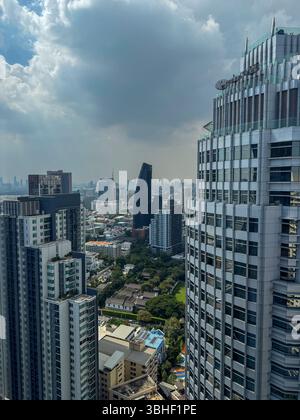 Wolkenkratzer überragen die Metropole im Stadtzentrum mit großen Fenstern mitten in Bangkok, einem Geschäftsviertel mit atemberaubender Technik und Infrastruktur. Stadtlandschaft in Thailand. Stockfoto