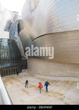 Der Eingang des titanverkleideten Guggenheim Museums durch den Architekten Frank Gehry in Bilbao, Biskaya, Spanien Stockfoto