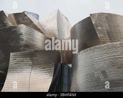 Architekturdetail des titanverkleideten Guggenheim Museums von Frank Gehry in Bilbao, Spanien. Stockfoto