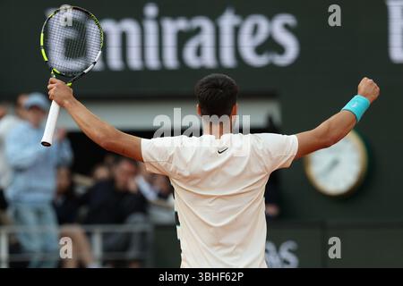 Paris, Celestynow, Frankreich. Juni 2025. CARLOS ALCARAZ aus Spanien während des Spiels gegen Jannik Sinner aus Italien im Finale der French Open 2025 bei Roland Garros in Paris. (Kreditbild: © Marcin Cholewinski/ZUMA Press Wire) NUR REDAKTIONELLE VERWENDUNG! Nicht für kommerzielle ZWECKE! Stockfoto