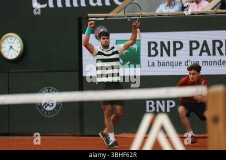 Paris, Celestynow, Frankreich. Juni 2025. CARLOS ALCARAZ aus Spanien während des Spiels gegen Jannik Sinner aus Italien im Finale der French Open 2025 bei Roland Garros in Paris. (Kreditbild: © Marcin Cholewinski/ZUMA Press Wire) NUR REDAKTIONELLE VERWENDUNG! Nicht für kommerzielle ZWECKE! Stockfoto