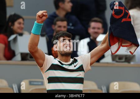 Paris, Celestynow, Frankreich. Juni 2025. CARLOS ALCARAZ aus Spanien während des Spiels gegen Jannik Sinner aus Italien im Finale der French Open 2025 bei Roland Garros in Paris. (Kreditbild: © Marcin Cholewinski/ZUMA Press Wire) NUR REDAKTIONELLE VERWENDUNG! Nicht für kommerzielle ZWECKE! Stockfoto