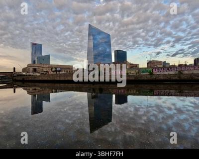 Die Türme des CIRA Centre und des CIRA Centre South erheben sich über der 30th Street Station entlang des Schuylkill River in West Philadelphia. Stockfoto