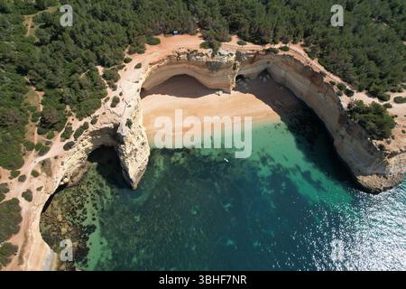 Praia da Marinha in Portugal aus der Luft gesehen Stockfoto