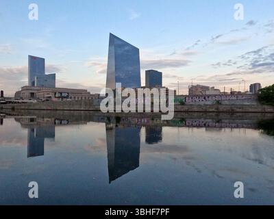 Die Türme des CIRA Centre und des CIRA Centre South erheben sich über der 30th Street Station entlang des Schuylkill River in West Philadelphia. Stockfoto