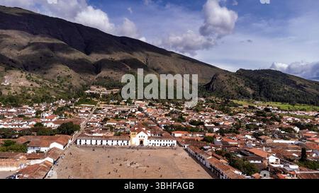 Villa de Leyva, Boyaca - Kolumbien. Mai 2025. Katholische Pfarrei im Hauptpark der Stadt. Stockfoto