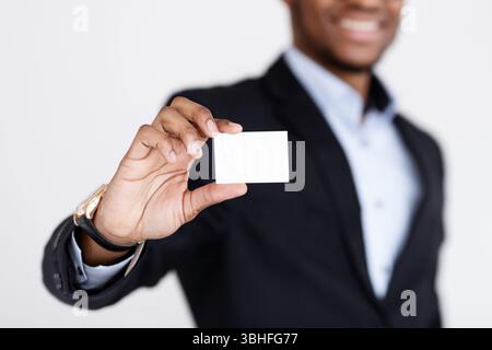 Schwarzer Geschäftsmann mit leerer Karte für Kunden Stockfoto