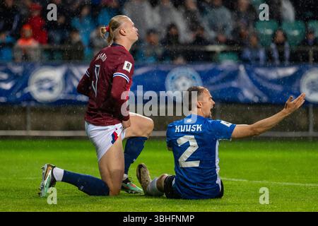 Tallinn, Estland. Juni 2025. Erling Haaland (Norwegen) und Marten Kuusk (Estland) während des Spiels der Gruppe I zur FIFA-WM 2026 zwischen Estland und Norwegen in der A. Le Coq Arena in Tallinn (Estland) am 9. Juni 2025 (Foto: Andrew SURMA/ Credit: SIPA USA/Alamy Live News Stockfoto