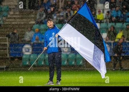 Tallinn, Estland. Juni 2025. Die Estnische Flagge beim Spiel der Gruppe I zur FIFA-Weltmeisterschaft 2026 zwischen Estland und Norwegen in der A. Le Coq Arena in Tallinn, Estland am 9. Juni 2025 (Foto: Andrew SURMA/ Credit: SIPA USA/Alamy Live News) Stockfoto