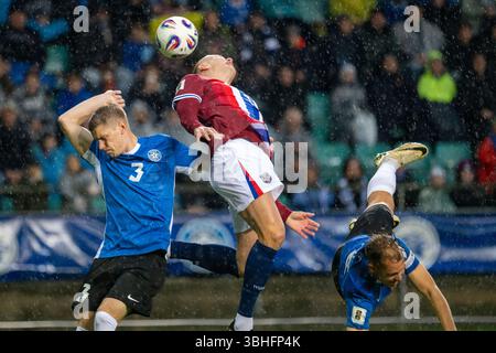 Tallinn, Estland. Juni 2025. Erling Haaland (Norwegen) führt am 9. Juni 2025 mit Joshep Saliste (Estland) den Ball beim Spiel der Qualifikationsgruppe I der FIFA-Weltmeisterschaft 2026 zwischen Estland und Norwegen in der A. Le Coq Arena in Tallinn (Estland) an (Foto: Andrew SURMA/ Credit: SIPA USA/Alamy Live News) Stockfoto