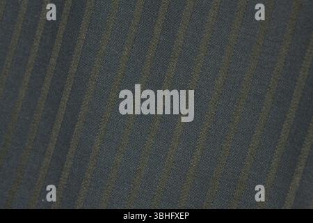 Detaillierte Nahaufnahme von Stripes Texture Nähstoff. Schwarzes und dunkelblaues, gewebtes Naturfaser-Material aus reiner Wolle für Designer und Schneiderei Stockfoto