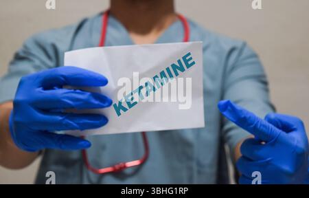Ein Arzt, der Papier mit Text Ketamin hält Stockfoto