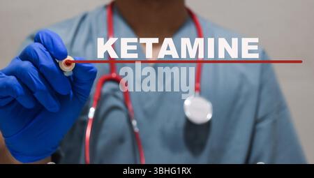 Ein Doktor, der einen Stift mit Text Ketamin hält Stockfoto