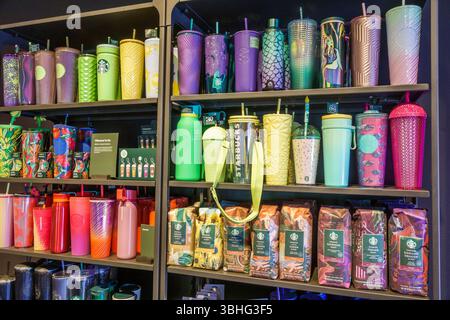 Orlando Florida, Starbucks Kaffee, innen, Einzelhandelsregale, Warenbereich, wiederverwendbare Trinkbecher, umweltfreundliche Reisebecher, bunt Stockfoto
