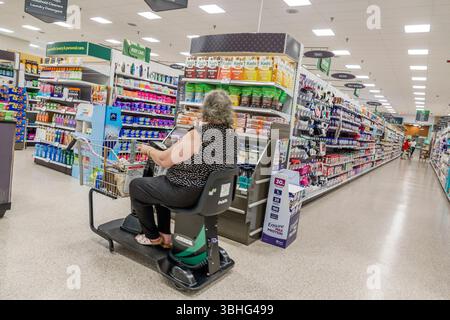 Vero Beach Florida, Publix Lebensmittelgeschäft Supermarkt, innen innen, Gang Gesundheit Schönheit Körperpflege, Körperpflege Apotheke Regale, behinderte Shopper Woma Stockfoto