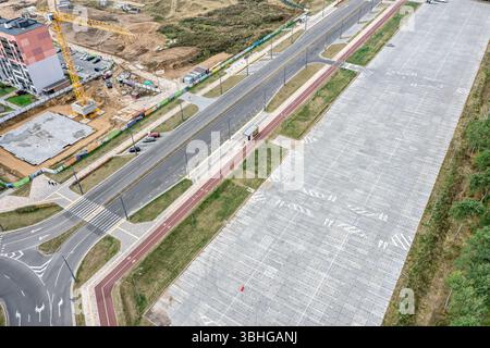 Neu errichteter großer Außenparkplatz in neuem Wohngebiet. Drohnenfotografie aus der Luft. Stockfoto