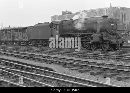 Original british Rail Steam Lokomo Black Five Number 45150, der Güterzug von Viehwaggons durch Rugby england uk schleppte Stockfoto