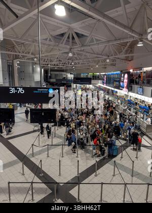 Blick nach unten auf Passagiere, die am Check-in-Schalter des Abflugterminals 2b Liszt Ferenc International Airport in den frühen Morgenstunden in budapest ungarn stehen Stockfoto