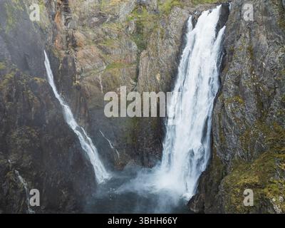 Ein atemberaubender Blick auf den mächtigen Voringsfossen-Wasserfall in Norwegen, ein Luftbild des majestätischen Felsenschlucht und rauschenden Wassers. Stockfoto
