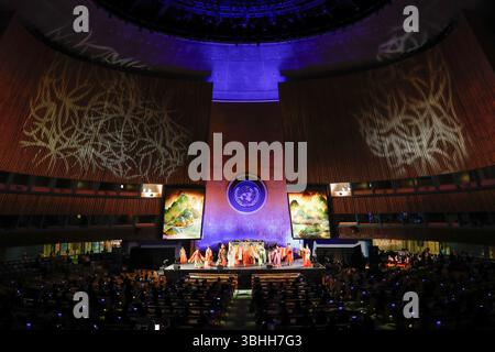 New York, USA, 9. Juni 2025. Während einer Veranstaltung anlässlich des Internationalen Tages für den Dialog zwischen den Zivilisationen am 9. Juni 2025 im Hauptquartier der Vereinten Nationen in New York City sehen die Menschen eine Kunstvorstellung. Quelle: Liao Pan/China News Service/Alamy Live News Stockfoto