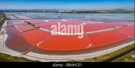Aus der Vogelperspektive der farbenfrohen Salzdampfteiche in der Nähe von Burgas, Bulgarien Stockfoto
