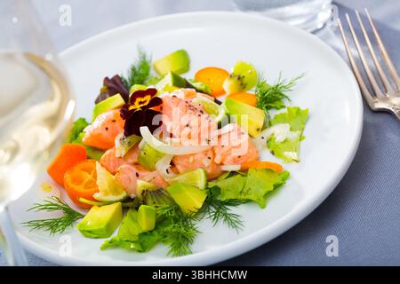 Lachs-Ceviche mit Avocado, Kumquat Stockfoto