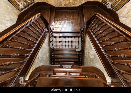 Verzierte große Holztreppe in einem alten Gebäude Stockfoto