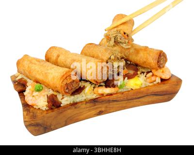 Chinesische Entenfleisch- und Gemüsefrühlingsbrötchen mit speziellem gebratenem Reis in einem Olivenholz Serviergericht isoliert auf weißem Hintergrund Stockfoto