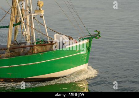 Nahaufnahme des Bugs eines Fischtrawlers an der Nordsee, Buesum, Schleswig-Holstein, Deutschland Stockfoto