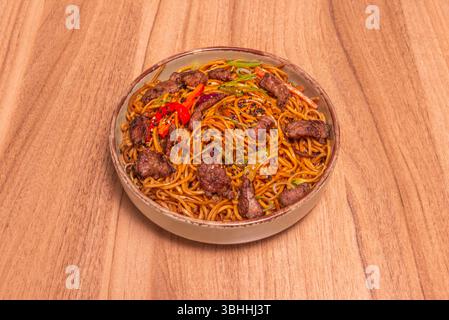 Authentische Versionen von Chow mein sind viel vielfältiger, mit verschiedenen Nudelsorten, Stockfoto