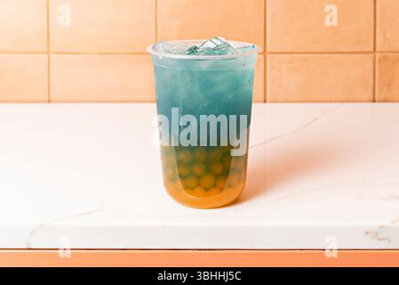 Bubble Tea, auch bekannt als boba-Tee oder Perltee, ist viel mehr als ein einfaches Getränk; es ist ein globales kulturelles Phänomen, das Millionen von Menschen in ihren Bann gezogen hat Stockfoto