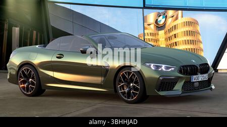 BMW M8 Competition Cabriolet vor dem Hauptsitz der BMW Welt Stockfoto