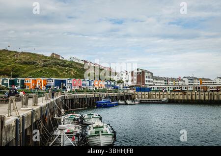 Hummerbuden oder Hummerbuden, bunte Häuser am Hafen der Insel Helgoland, Nordsee, Schleswig-Holstein, Deutschland Stockfoto