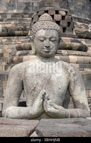 Nahaufnahme der antiken Vairocana buddha Statue in Dharmachakra Mudra, Borobudur Stupa, Magelang, Zentral-Java, Indonesien Stockfoto