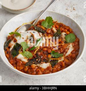 Chana dal in einer Schüssel mit Fladenbrot an der Seite – ein herzhaftes, ayurvedisches indisches Linsengericht, perfekt für veganes Mittagessen, heilende Speisen oder ein entspannendes Abendessen Stockfoto