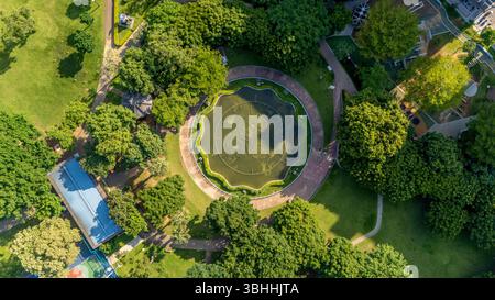Rundbrunnen aus der Vogelperspektive im öffentlichen Park mit grüner Landschaft Stockfoto
