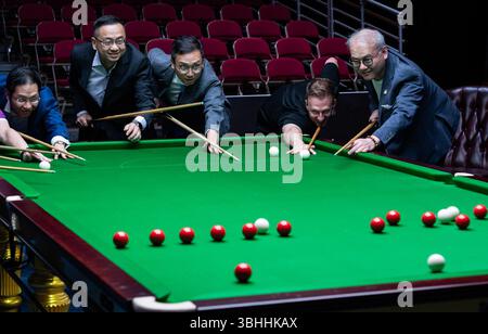 Hongkong, China, 10. Juni 2025. Benson Kwok Joon-fung (L2), Direktor für Einwanderung der Regierung der Sonderverwaltungsregion Hongkong, Snooker-Spieler Judd Trump (R2) nahm am 10. Juni 2025 an der Eröffnungszeremonie der Greater Bay Area Snooker Culture Challenge im Queen Elizabeth Stadium in Hongkong, China, Teil. Quelle: Hou Yu/China News Service/Alamy Live News Stockfoto